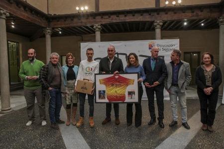 Imagen El presidente de la Diputación de Segovia recibe al campeón de España de ultramaratón, Fran Herrero, que luce en sus competiciones la...