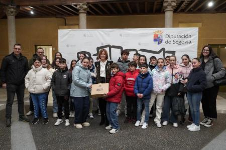 Imagen Los alumnos de 6º de Primaria del CEIP Elena Fortún reciben una cesta de Alimentos de Segovia como ganadores del concurso del Belén de...